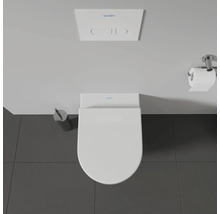 Aufnahme von oben einer Toilette mit Betätigungsplatte, Toilettenpapierhalter und Toilettenbürste