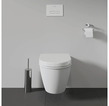 Wandhängendes WC mit Betätigungsplatte, Toilettenpapierhalter und Toilettenbürste