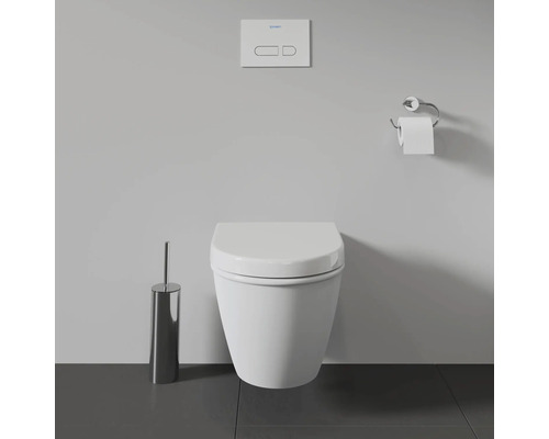 Wandhängendes WC mit Betätigungsplatte, Toilettenpapierhalter und Toilettenbürste