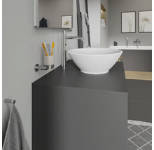 Badezimmer mit Aufsatzwaschbecken, Armatur, Spiegel und Handtuchhalter