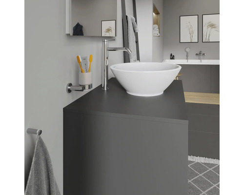 Badezimmer mit Aufsatzwaschbecken, Armatur, Spiegel und Handtuchhalter