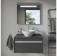 Modernes Badezimmer mit Waschtisch, Spiegel und Handtuchhalter