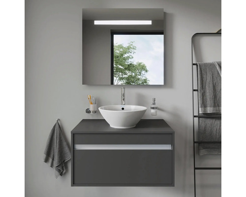 Modernes Badezimmer mit Waschtisch, Spiegel und Handtuchhalter