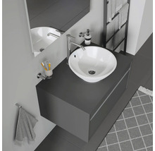 Modernes Badezimmer mit Aufsatzwaschbecken, Armatur, Spiegel und Handtuchhalter.