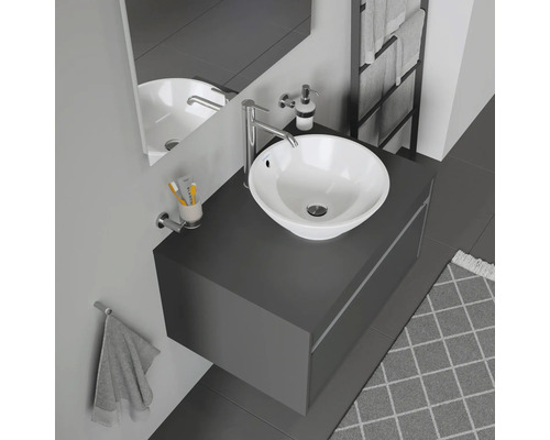Modernes Badezimmer mit Aufsatzwaschbecken, Armatur, Spiegel und Handtuchhalter.