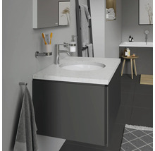 Badezimmer mit Waschtisch, Spiegel, Handtuchhalter und Accessoires