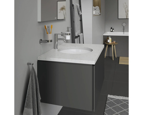 Badezimmer mit Waschtisch, Spiegel, Handtuchhalter und Accessoires