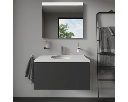 Badezimmerwaschtisch mit Spiegel, Armatur und Handtuchhalter für ein modernes Badezimmerdesign