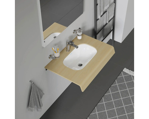 Modernes Badezimmer mit Waschtisch, Spiegel und Handtuchwärmer