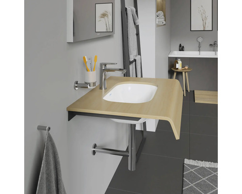 Badezimmer mit Waschbecken, Armatur, Spiegel und Handtuchhalter