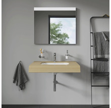 Badezimmer mit Waschtisch, Spiegel und Handtuchhalter für eine organisierte und helle Atmosphäre.