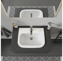 Modernes Badezimmer mit Waschbecken, Armatur und Spiegel