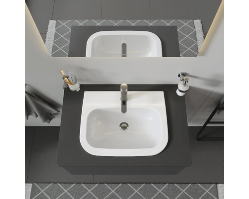 Modernes Badezimmer mit Waschbecken, Armatur und Spiegel