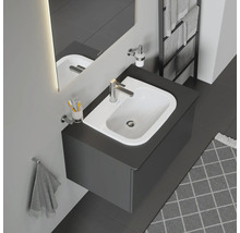 Modernes Badezimmer mit Waschbeckenunterschrank und Handtuchhalter