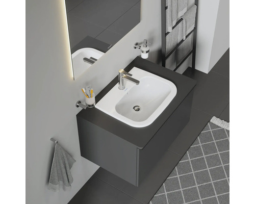 Modernes Badezimmer mit Waschbeckenunterschrank und Handtuchhalter