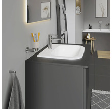 Modernes Badezimmer mit Waschbeckenunterschrank, Spiegel mit Beleuchtung und Badewanne