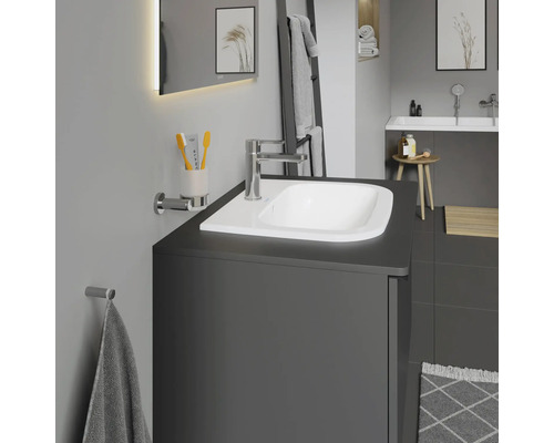 Modernes Badezimmer mit Waschbeckenunterschrank, Spiegel mit Beleuchtung und Badewanne