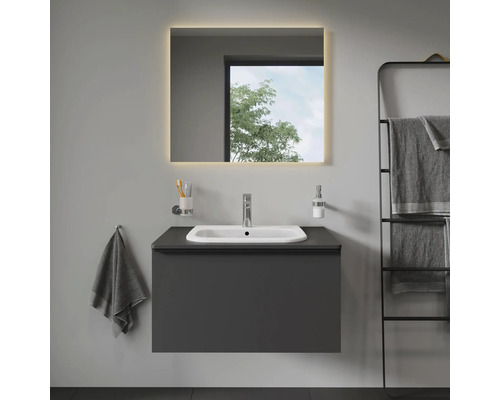 Modernes Badezimmer mit Waschbeckenunterschrank, beleuchtetem Spiegel und Handtuchhalter