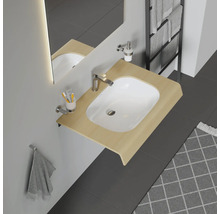 Badezimmerwaschtisch mit Waschbecken, Armatur, Handtuch und Spiegel