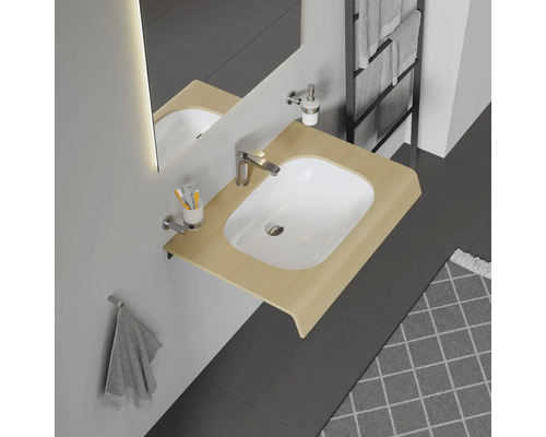Badezimmerwaschtisch mit Waschbecken, Armatur, Handtuch und Spiegel