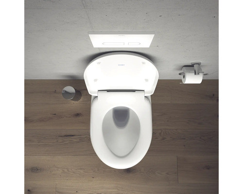 Aufnahme einer weißen Toilette mit Spülkasten und Toilettenpapierhalter im Badezimmer.