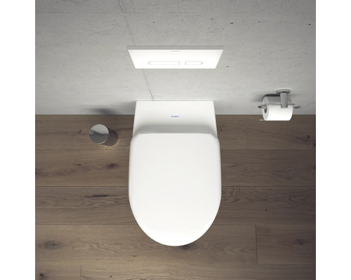 Aufnahme von oben einer Toilette mit Spülkasten und Toilettenpapierhalter