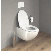Wandhängendes Tiefspülklosett mit Toilettenbürste und Toilettenpapierhalter im Badezimmer