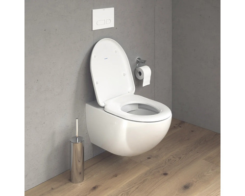 Wandhängendes Tiefspülklosett mit Toilettenbürste und Toilettenpapierhalter im Badezimmer