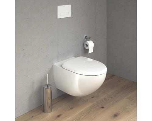 Wandhängendes WC mit Toilettenpapierhalter und Bürste in einem Badezimmer