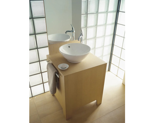 Badezimmer mit Aufsatzwaschbecken, Waschtisch, Armatur, Handtuchhalter und Handtuch