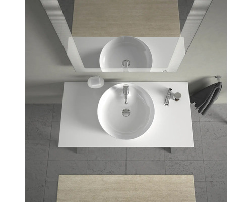 Aufsicht eines Badezimmers mit Waschbecken, Armatur, Spiegel und Handtuch