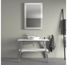 Modernes Badezimmer mit Waschtisch, Spiegel und Handtuchhalter