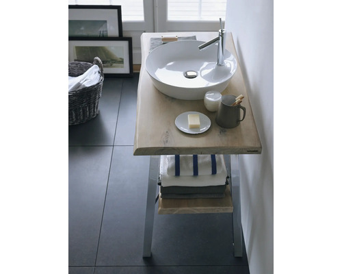 Badezimmerwaschtisch mit Aufsatzwaschbecken, Armatur und Handtüchern.