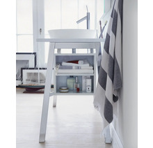 Waschbeckenunterschrank mit Handtüchern und Pflegeprodukten im Badezimmer