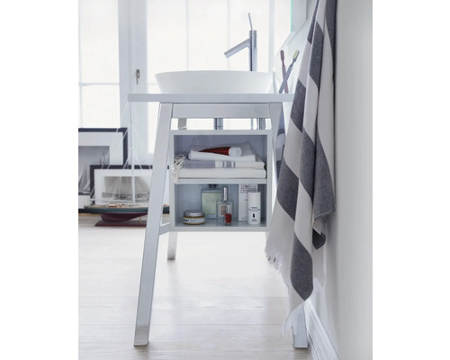 Waschbeckenunterschrank mit Handtüchern und Pflegeprodukten im Badezimmer