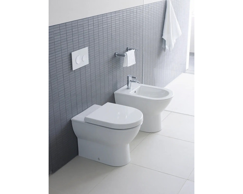 Modernes Badezimmer mit Toilette und Bidet