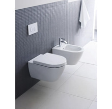 Wandhängendes WC und Bidet in einem Badezimmer mit grauen Fliesen