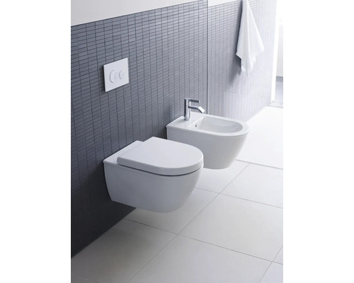 Wandhängendes WC und Bidet in einem Badezimmer mit grauen Fliesen