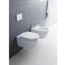 Modernes Badezimmer mit wandhängendem WC und Bidet.