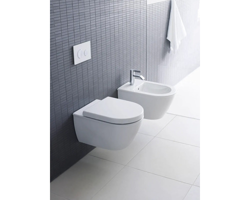 Modernes Badezimmer mit wandhängendem WC und Bidet.