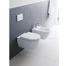 Modernes Badezimmer mit wandhängendem WC und Bidet