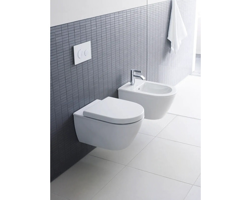 Modernes Badezimmer mit wandhängendem WC und Bidet