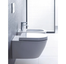 Wandhängendes WC und Bidet in einem modernen Badezimmer.