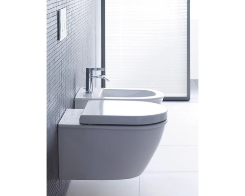 Wandhängendes WC und Bidet in einem modernen Badezimmer.