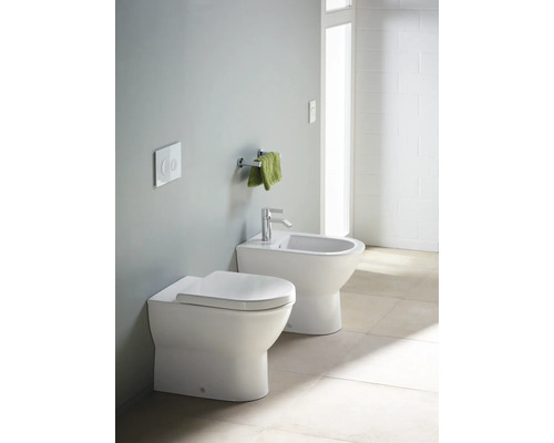 Modernes Badezimmer mit Toilette und Bidet.