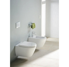 Modernes Badezimmer mit wandhängendem WC und Bidet.