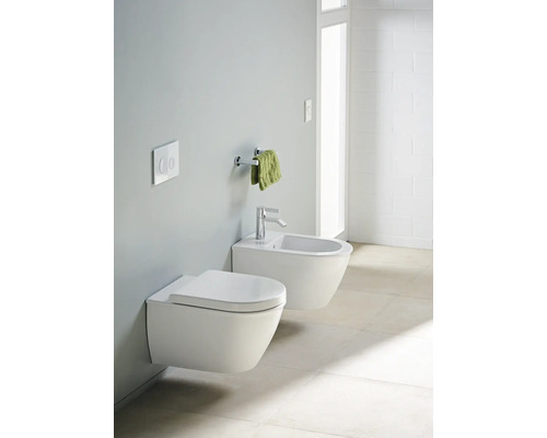 Modernes Badezimmer mit wandhängendem WC und Bidet.