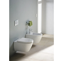 Hänge-WC und Bidet im Badezimmer.