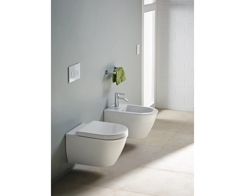 Hänge-WC und Bidet im Badezimmer.