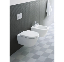 Wandhängendes WC und Bidet im modernen Badezimmer mit Fliesen